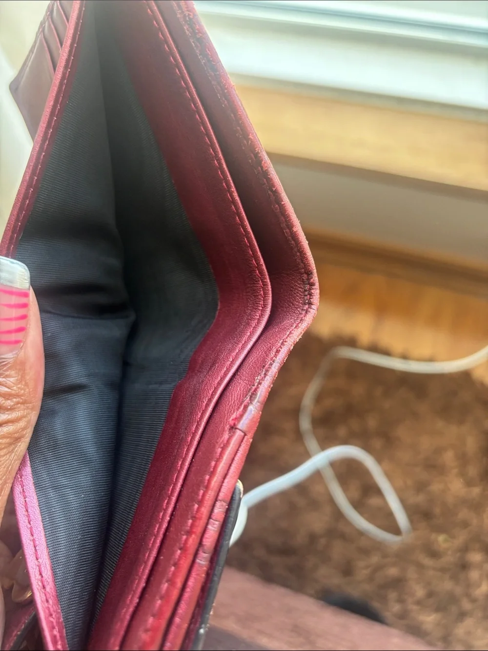 Pre loved Gucci Compact embossed wallet - Picture 4 of 8